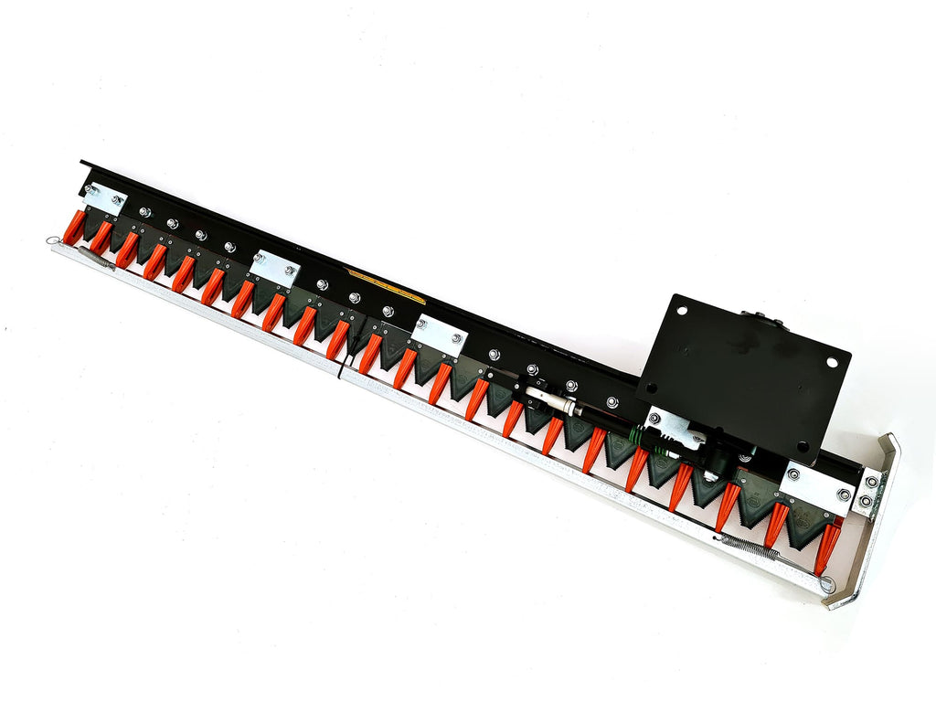 DELEKS HR hydraulic hedge cutter bar, angled studio view