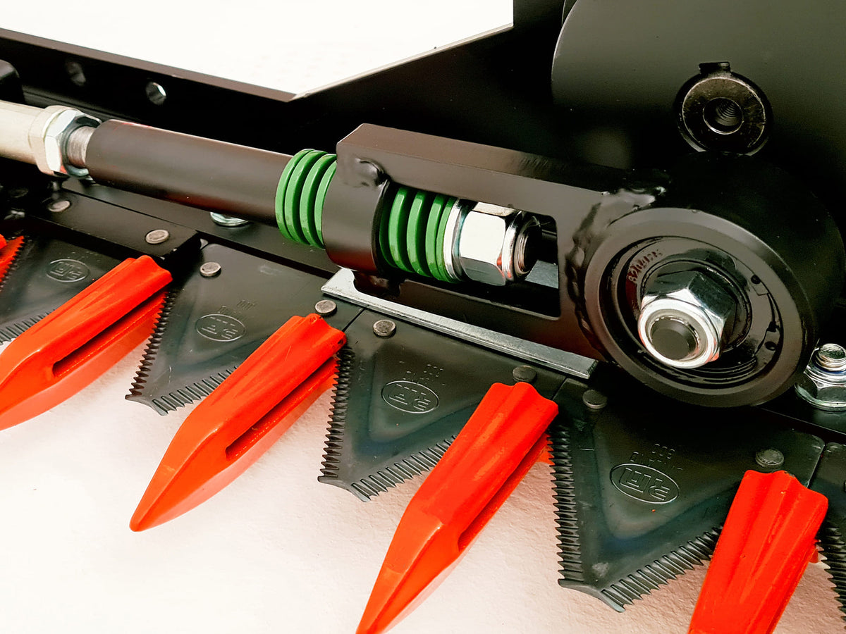 Blade and hydraulic drive detail of the DELEKS HR hedge cutter