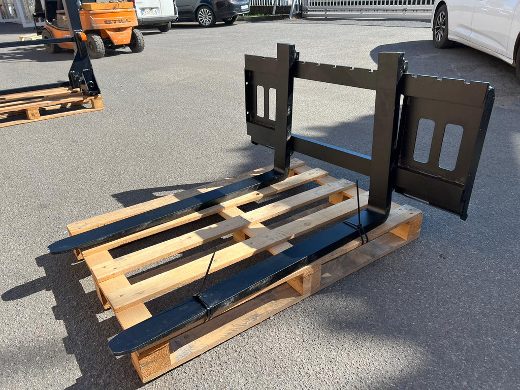 DELEKS FS1T pallet forks on a pallet, three-quarter view
