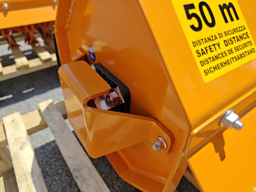 Safety label on the side of the DELEKS AR mulcher head