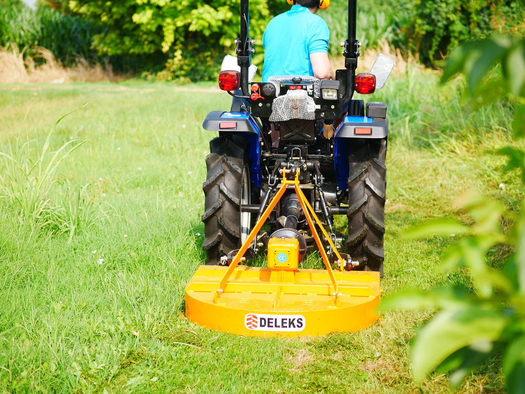 Rear view of a compact tractor with the DELEKS BUGGY mower