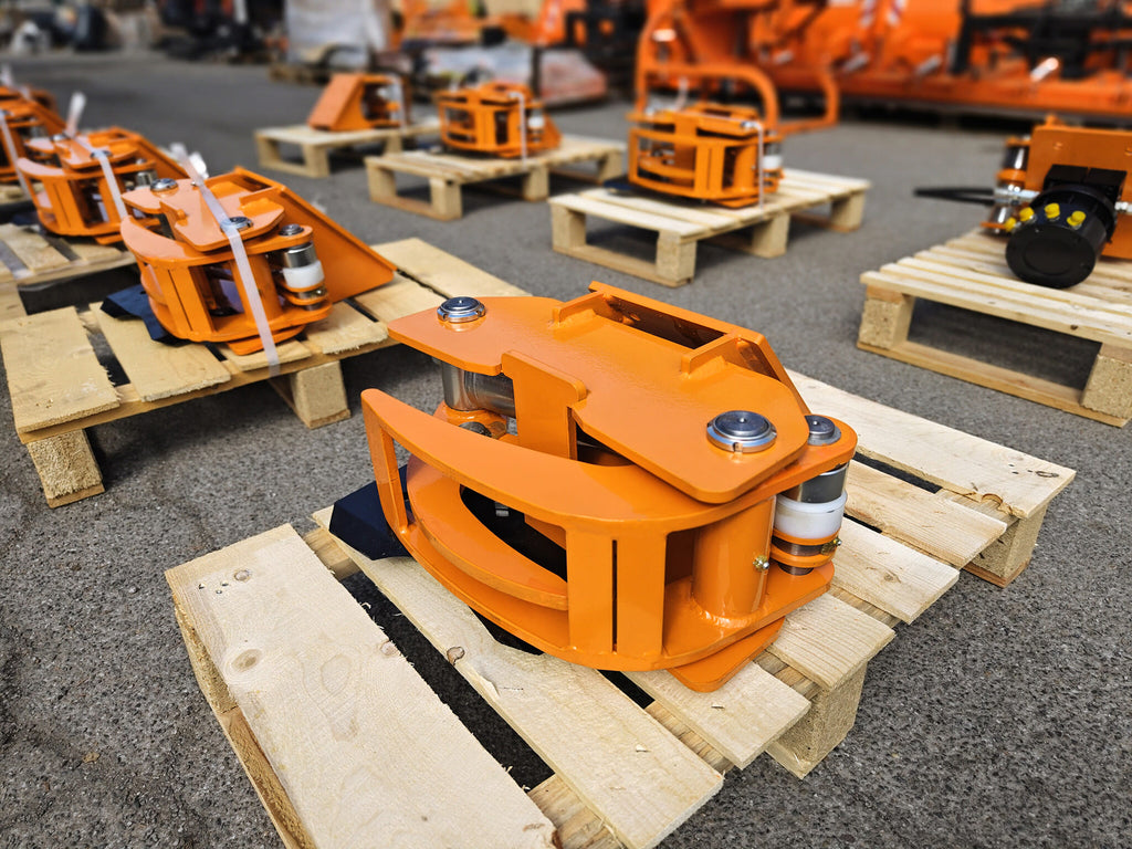 DELEKS CF10 tree shear on a pallet in the warehouse