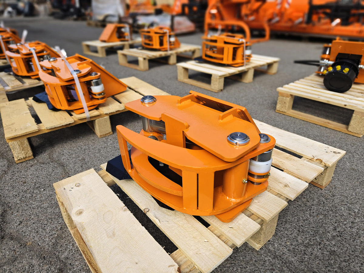 DELEKS CF10 tree shear on a pallet in the warehouse