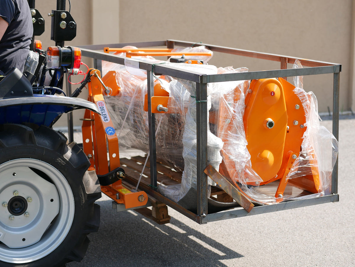DELEKS D-300 pallet forks lifting a wooden crate