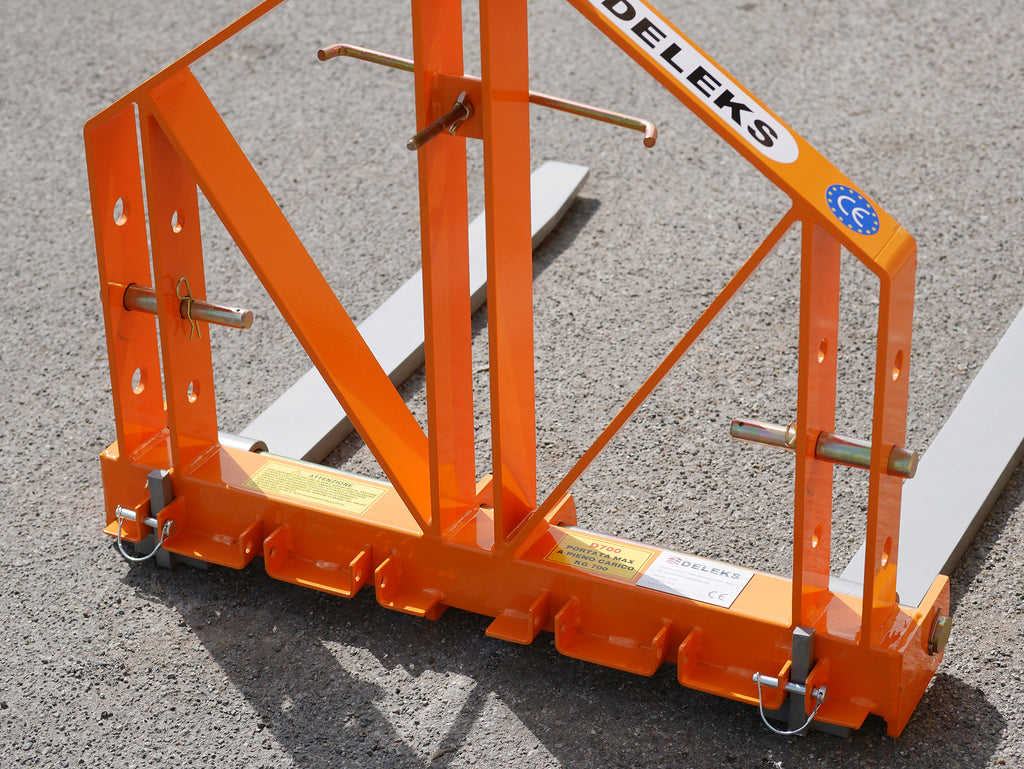 Front view of the DELEKS D-700 pallet fork frame and tines