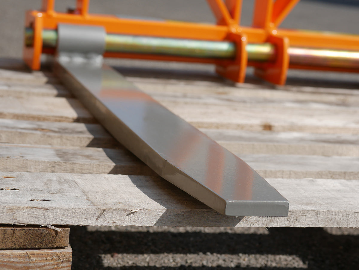 Fork tine of the DELEKS D-700 on a wooden pallet