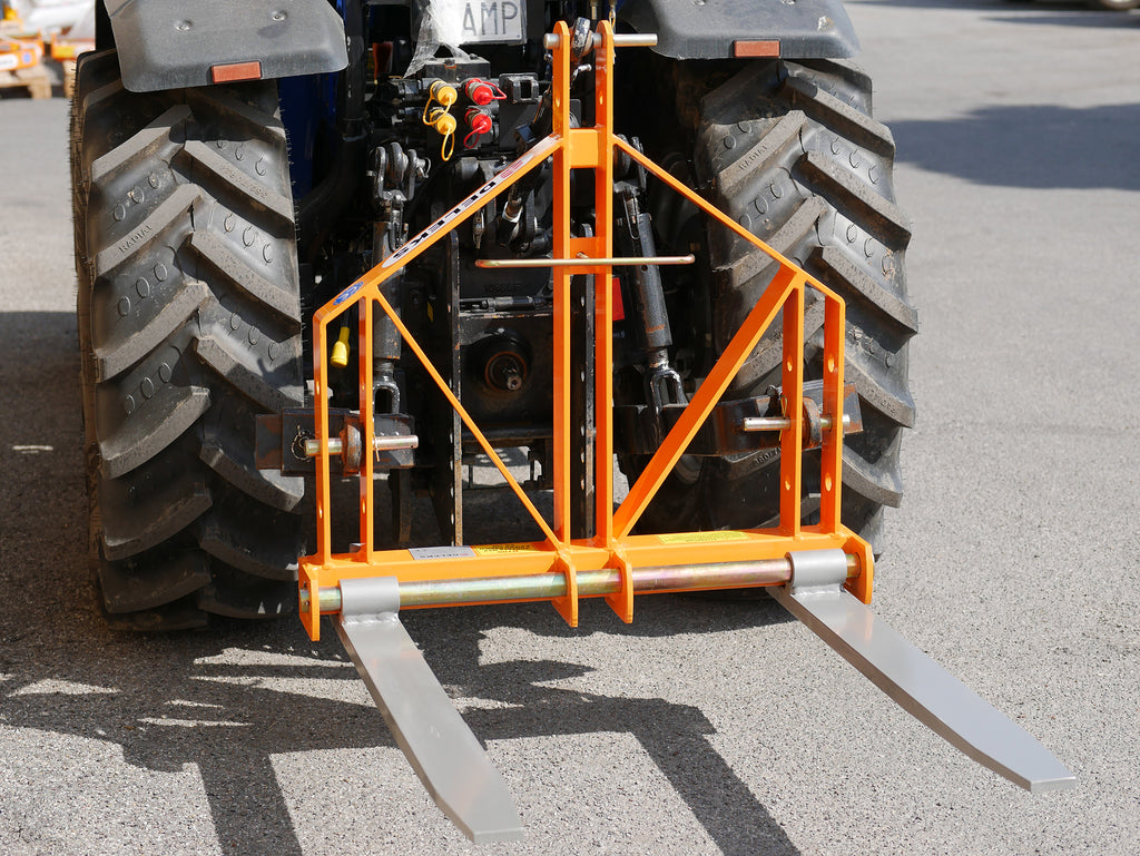 Rear view of a tractor fitted with DELEKS D-700 pallet forks