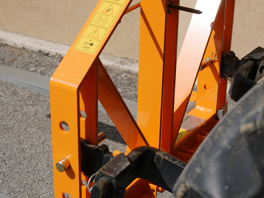Three-point hitch pin detail of the DELEKS D-700 pallet forks