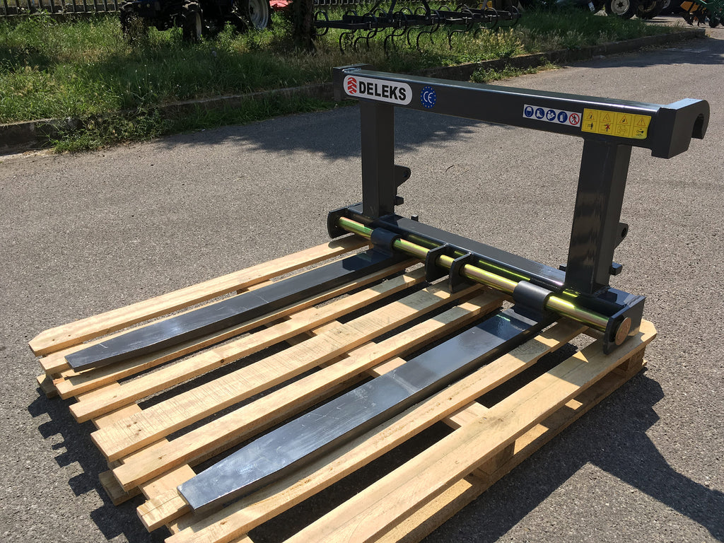 DELEKS D-700E pallet forks on a wooden pallet in the yard