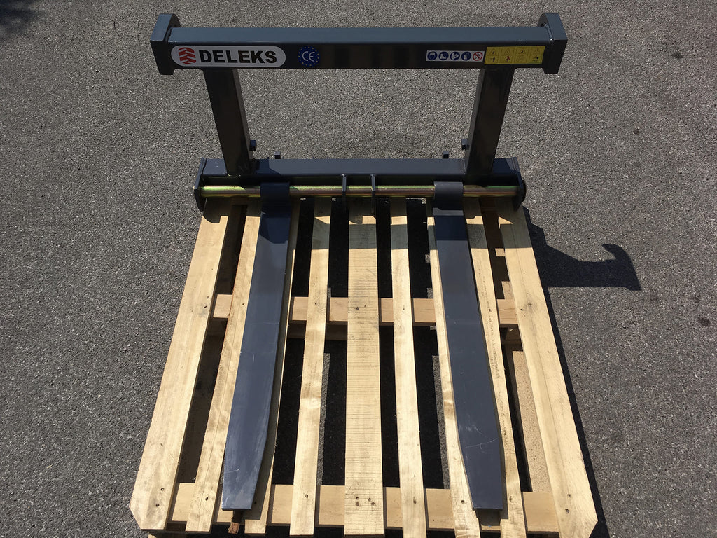 Front view of the DELEKS D-700E pallet forks on a pallet