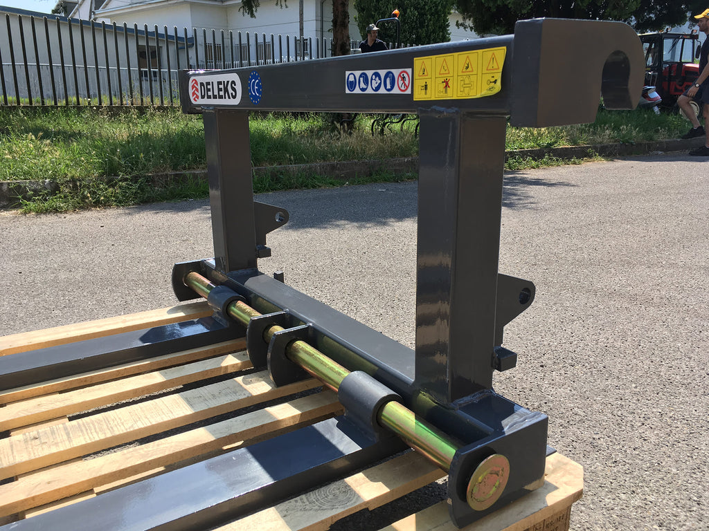DELEKS D-700E pallet forks with loader attachment, side view
