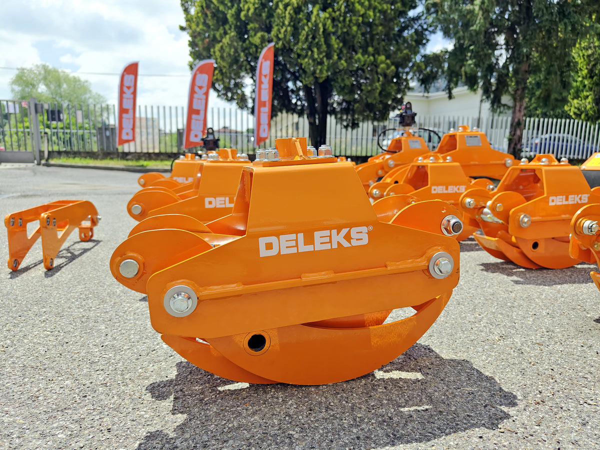 DELEKS DK10H log grapple in the factory yard