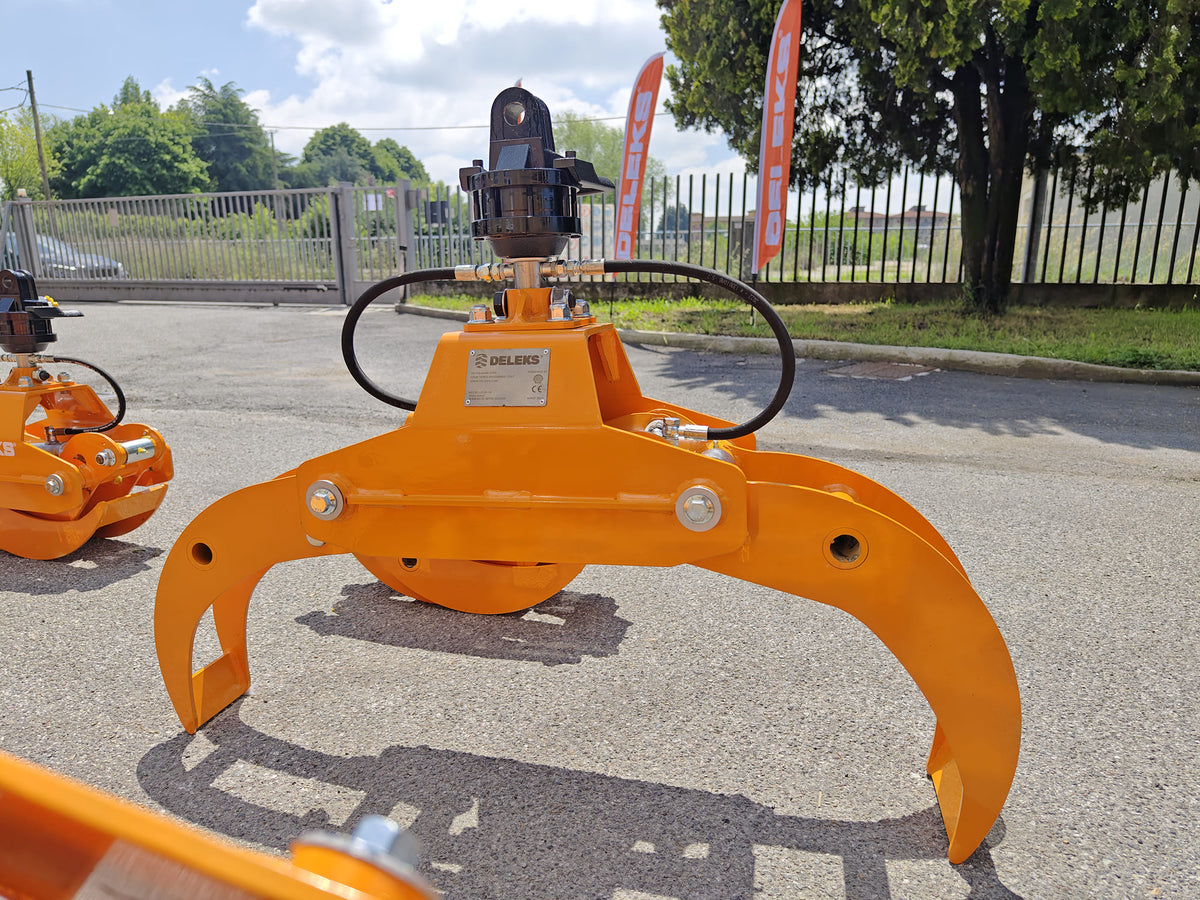 DELEKS DK10H log grapple with rotator, jaws open in the yard