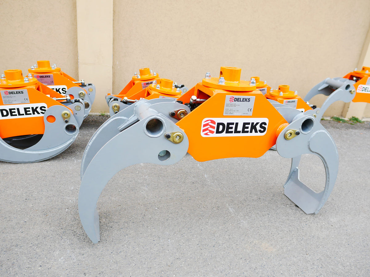 DELEKS DK11 grapple with jaws open on the ground