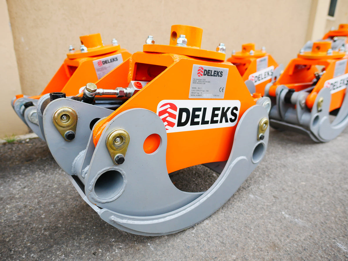 DELEKS DK11 log grapple top view in the yard