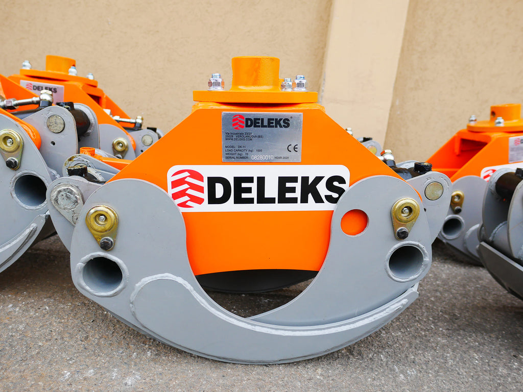 Front view of the DELEKS DK11 log grapple with jaws closed