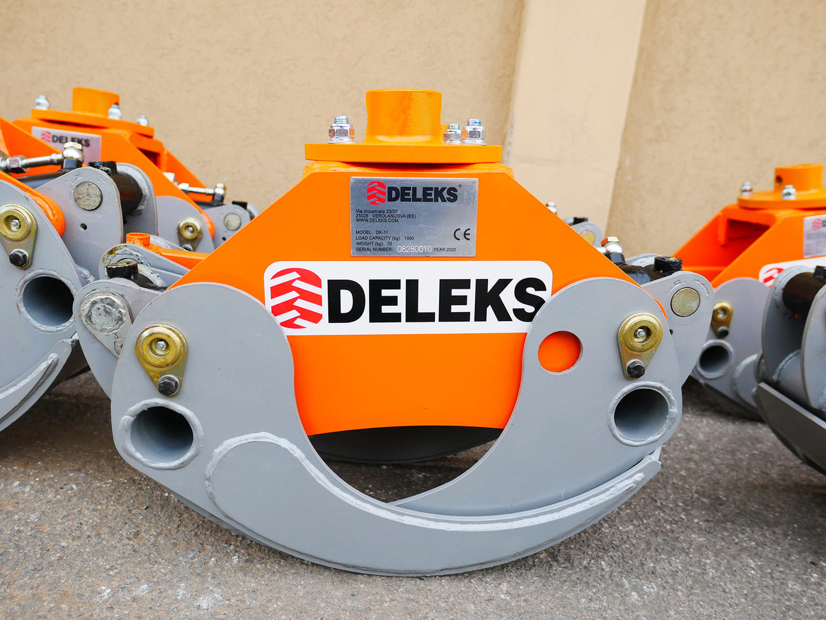 Front view of the DELEKS DK11 log grapple with jaws closed