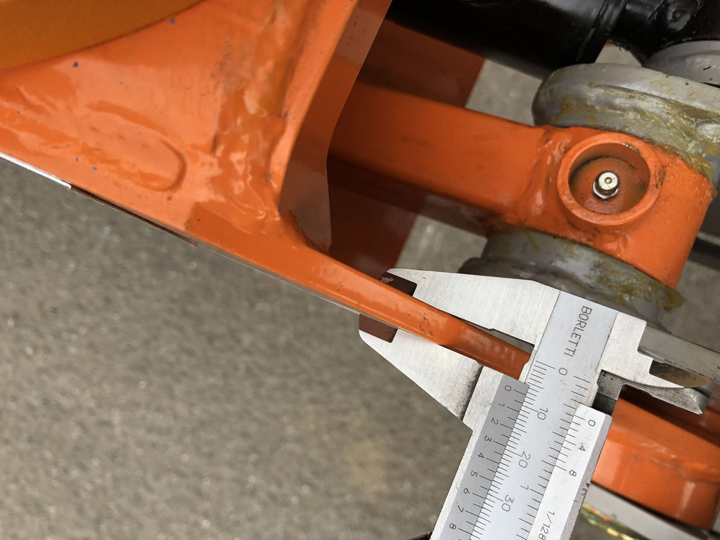 Caliper measuring the tine thickness of the DELEKS DK11