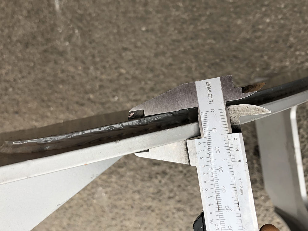 Caliper measuring the plate thickness of the DELEKS DK11 grapple
