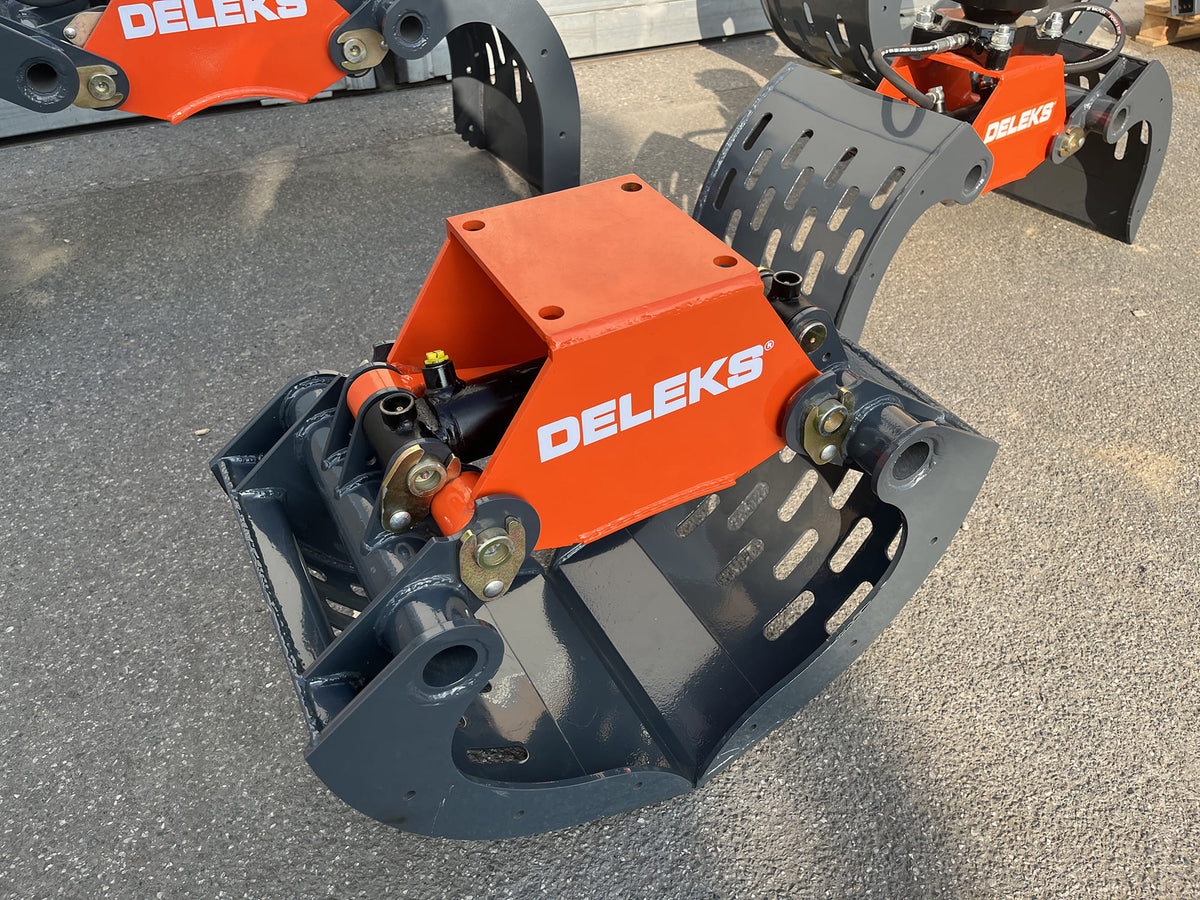 DELEKS DKP stone grapple open on the ground, three-quarter view