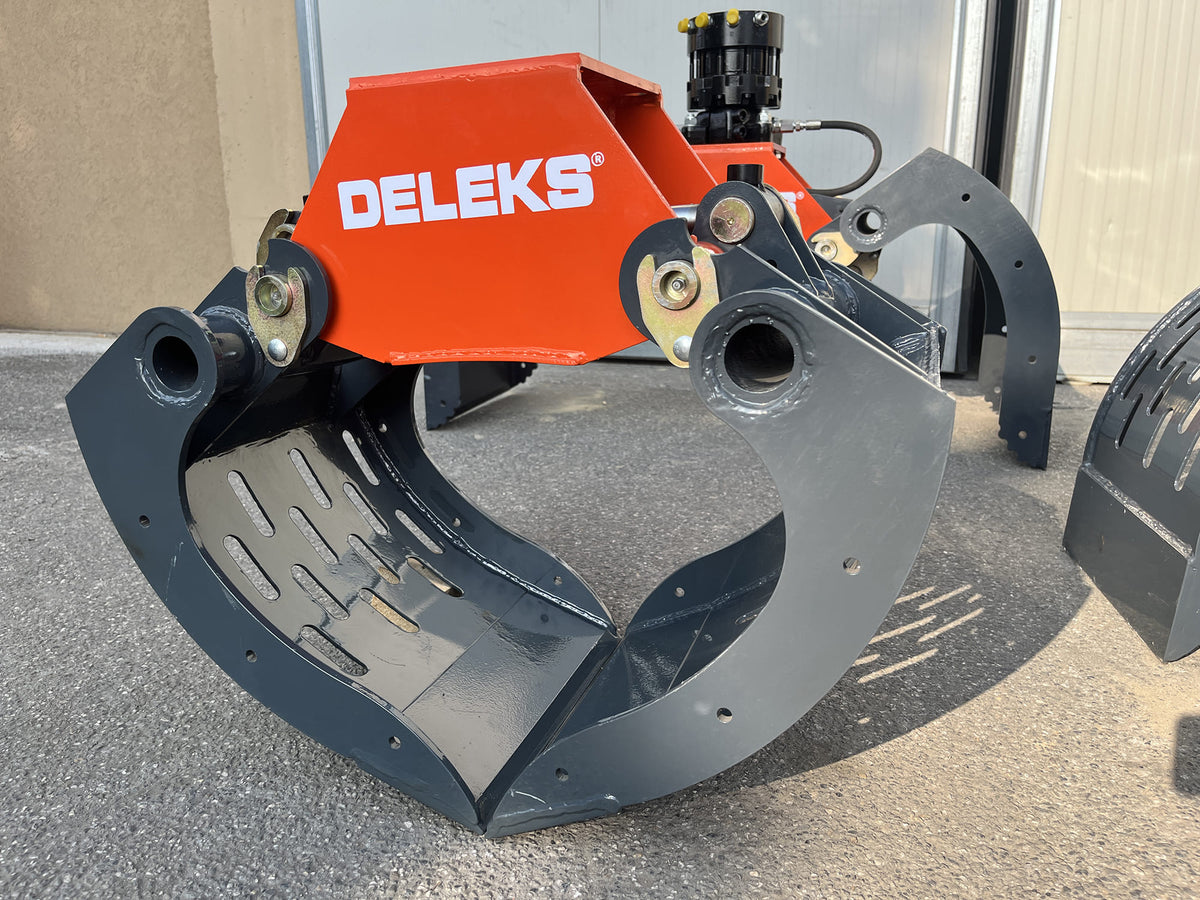 Front view of the DELEKS DKP sorting grapple on the ground