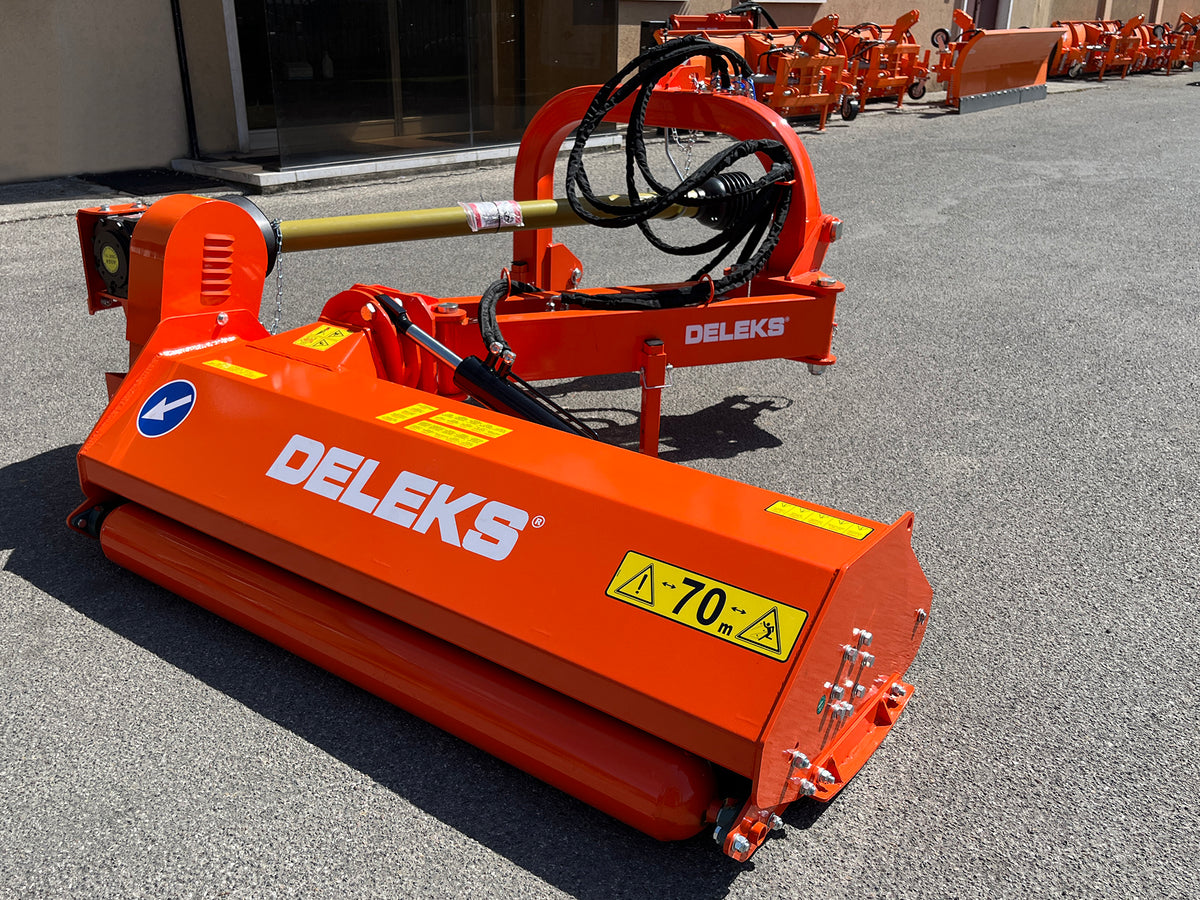 DELEKS GIRAFFA flail mower rear view showing hammers and roller