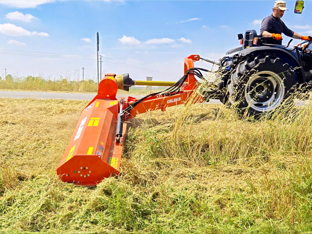 DELEKS GIRAFFA flail mower angled down to cut a ditch bank