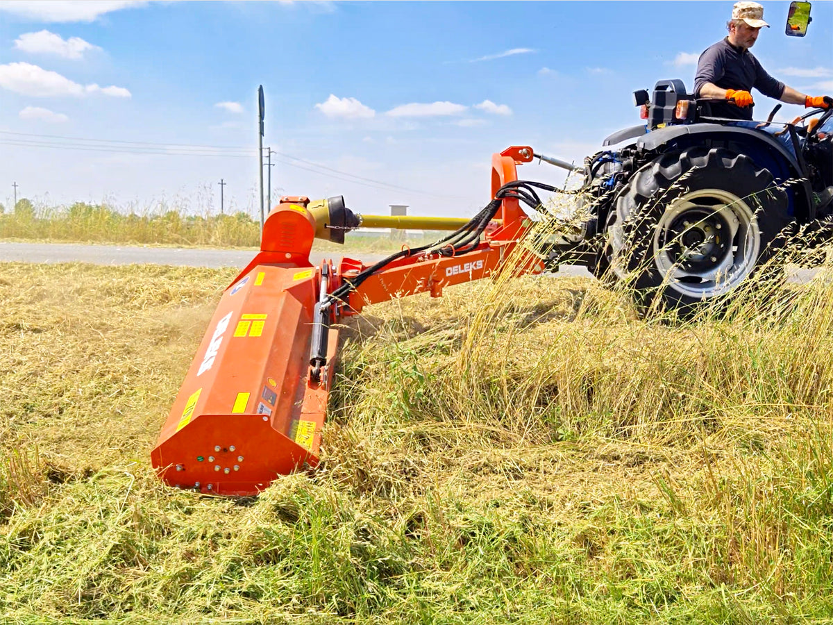DELEKS GIRAFFA flail mower angled down to cut a ditch bank