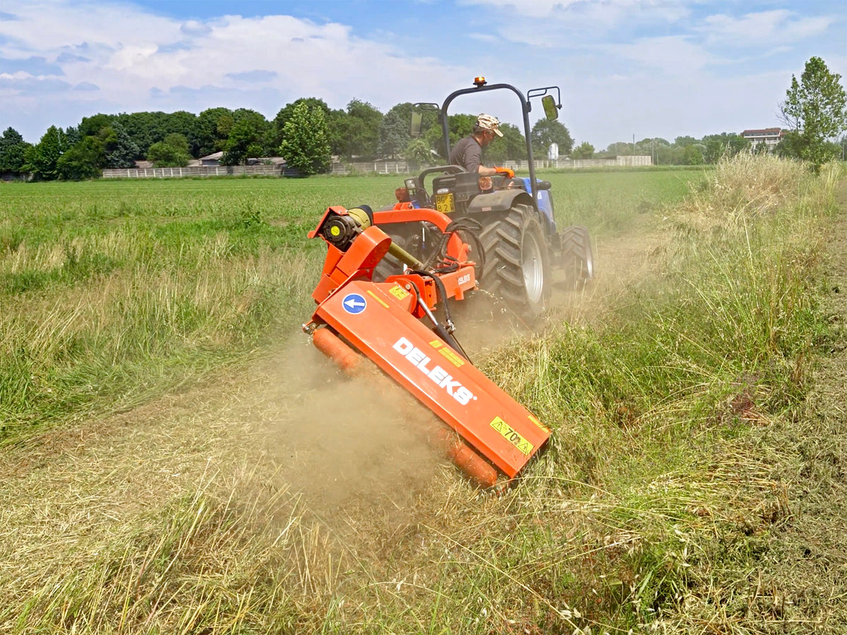 DELEKS GIRAFFA verge mower angled upwards to cut a slope