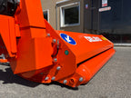 Close-up of the hydraulic offset arm and three-point hitch of the DELEKS GIRAFFA
