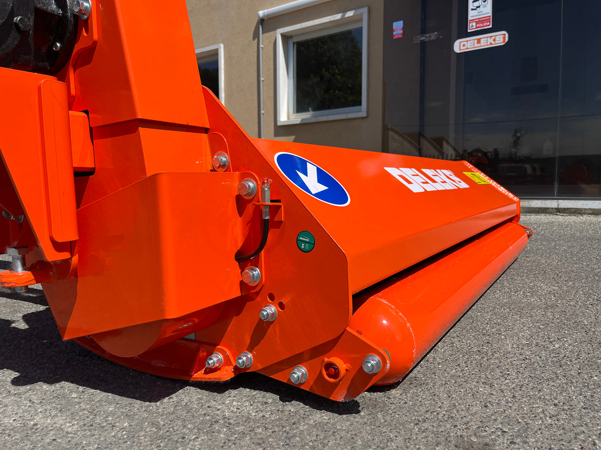 Close-up of the hydraulic offset arm and three-point hitch of the DELEKS GIRAFFA