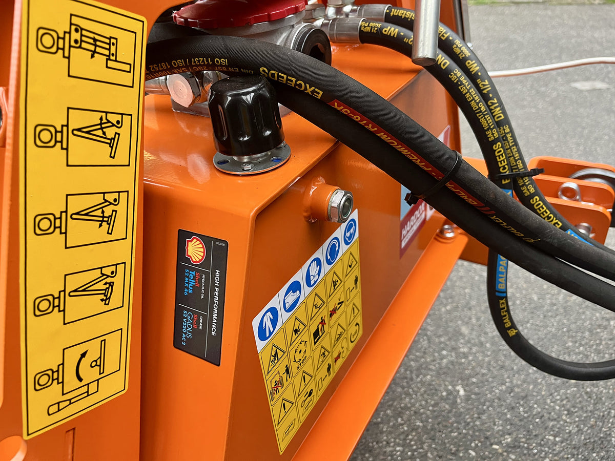 Safety labels and hydraulic hoses on the DELEKS FALCO H