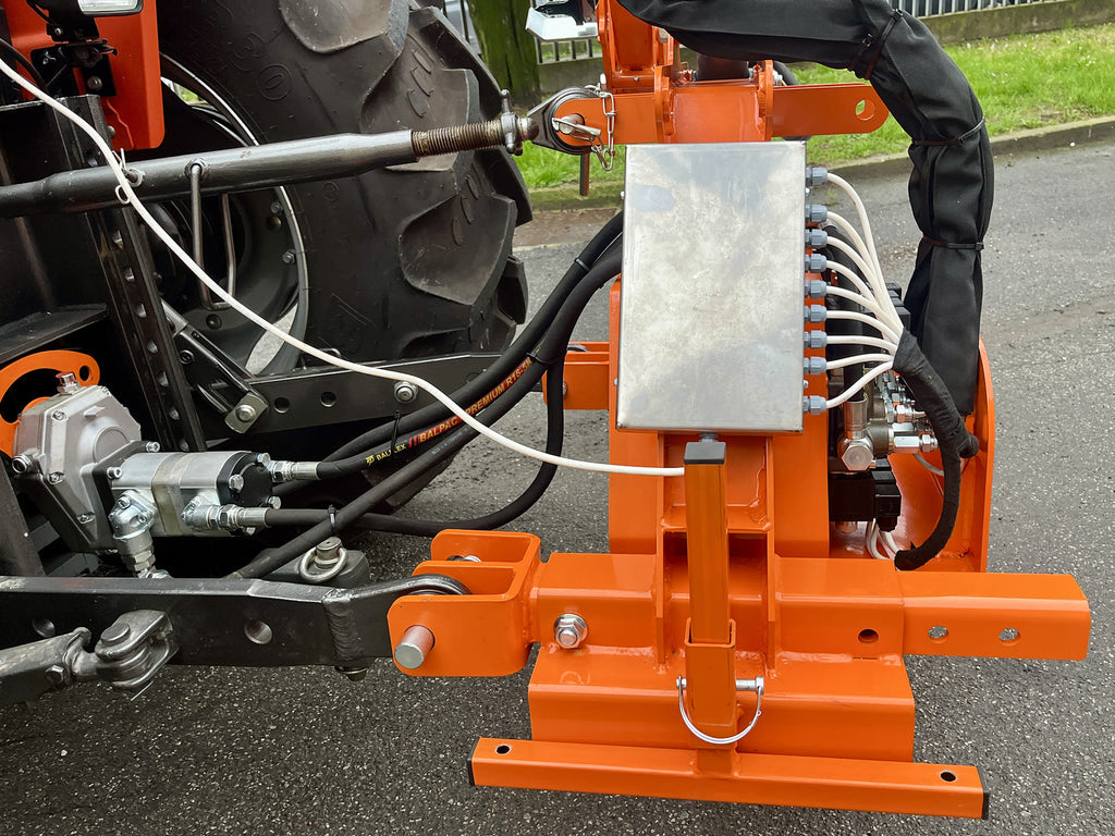 Three-point hitch mount of the DELEKS FALCO H hedge cutter