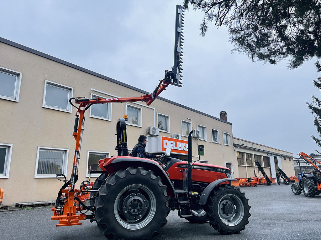 DELEKS FALCO H hedge cutter with the bar in vertical position