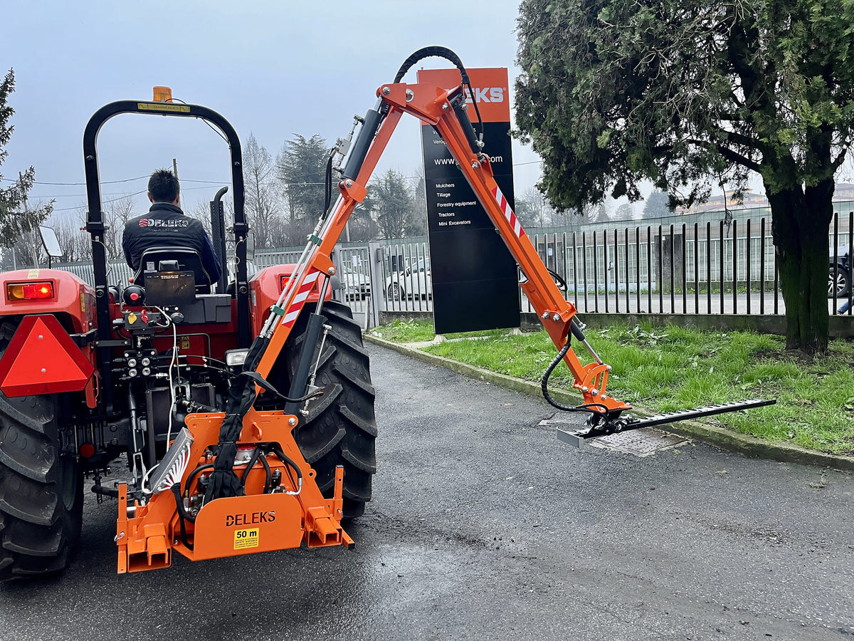 DELEKS FALCO hedge cutter arm extended horizontally