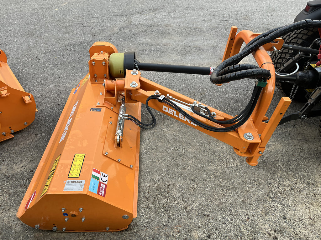 Close-up of the offset arm and hydraulic cylinders of the DELEKS VOLPE