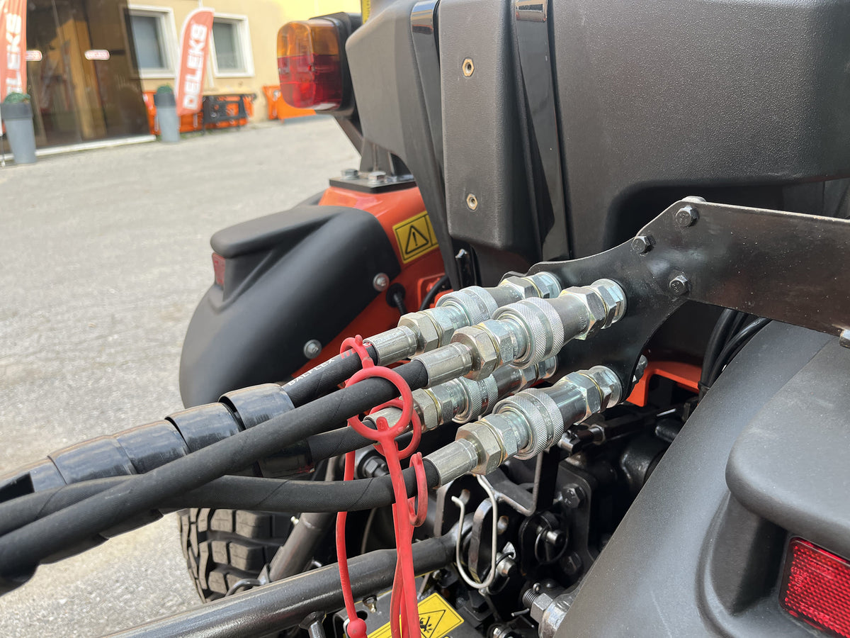 Hydraulic hose connections of the DELEKS VOLPE on the tractor