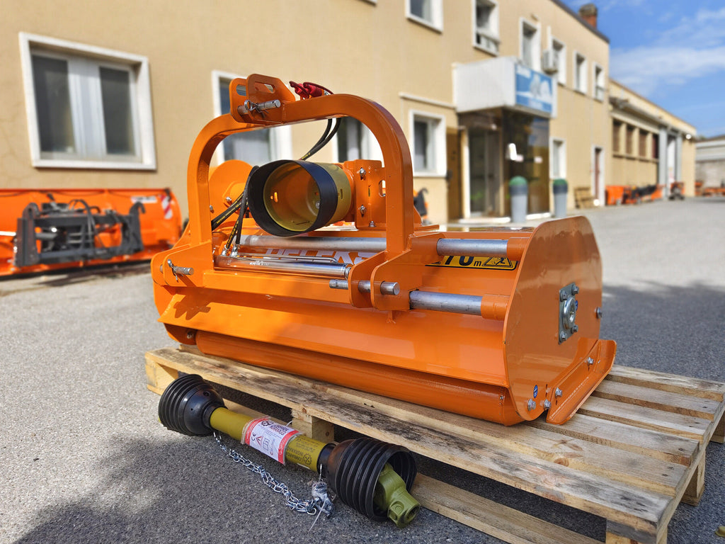 Front view of the DELEKS LINCIONE flail mower on a pallet