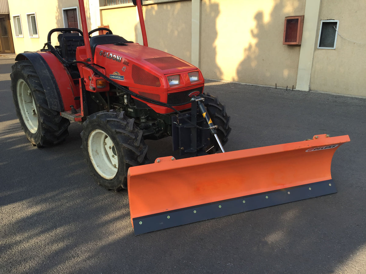 Compact tractor with DELEKS LNS snow plow, side view