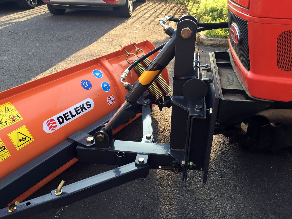 Close-up of the DELEKS LNS snow plow mounting plate