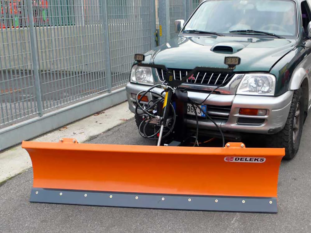 Pickup truck with DELEKS LNS-J snow plow, front view