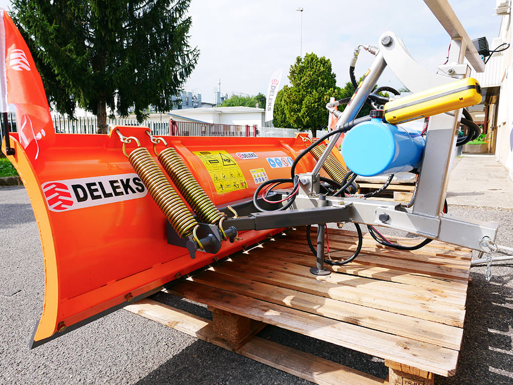 Rear view of the DELEKS LNS-J plow showing the hydraulic power unit
