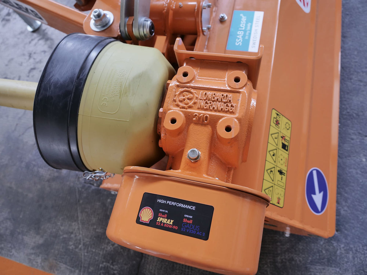 Gearbox and hitch detail of the DELEKS VOLPE flail mower