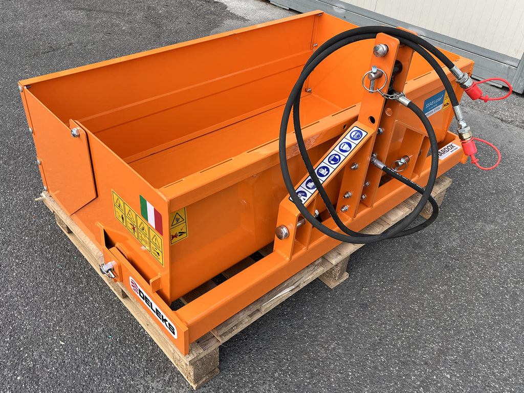 DELEKS transport box on a pallet with hydraulic tipping cylinder