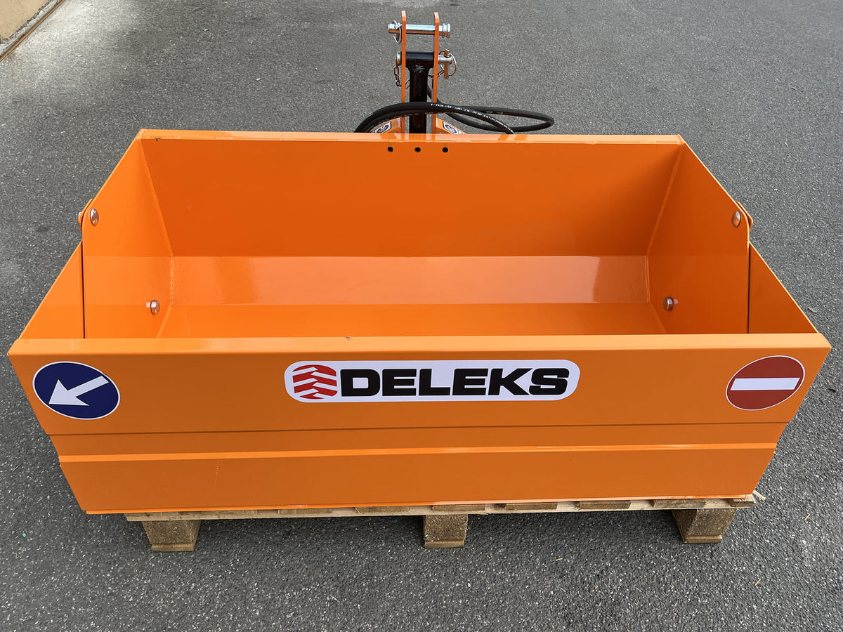 Front view of the DELEKS tipping transport box for tractors